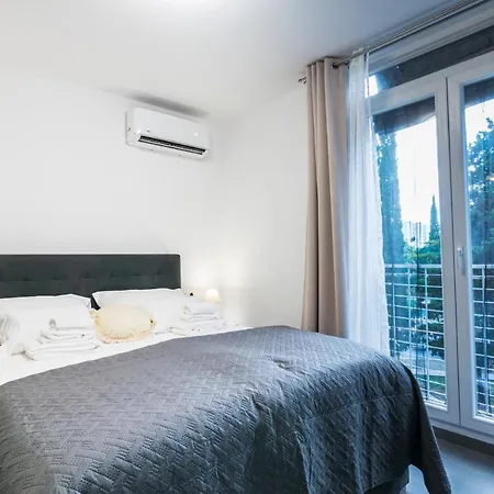 Mot Apartment Split
