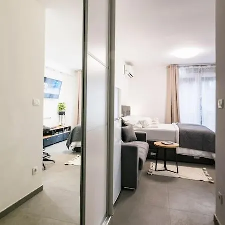 Mot Apartment Split